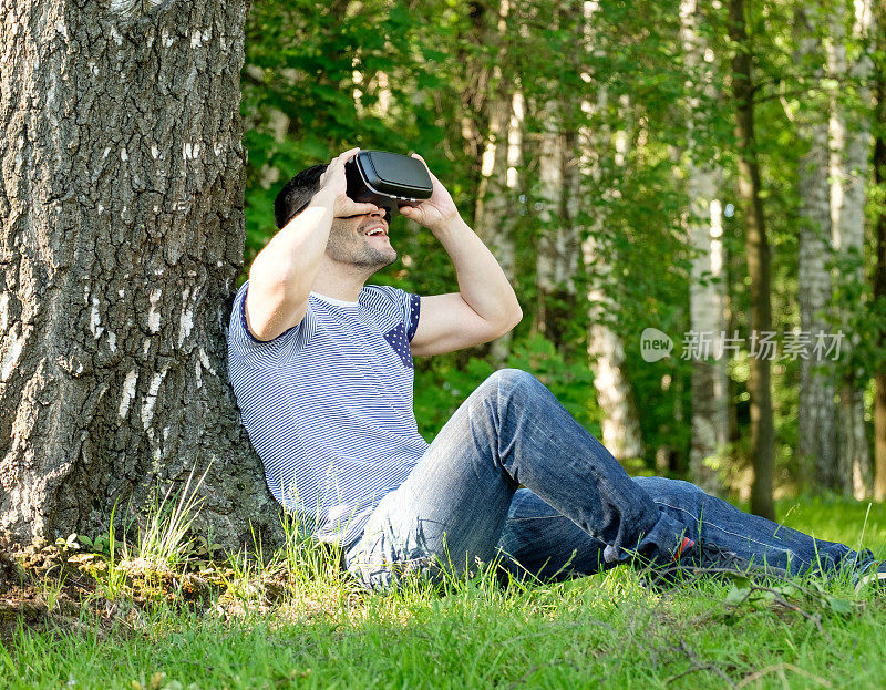 公园里戴着虚拟现实头盔的男子