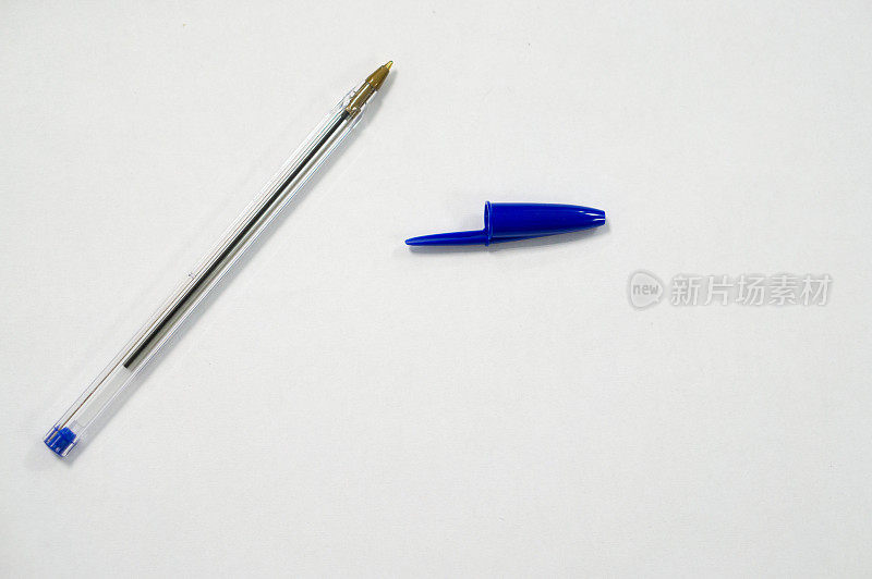 蓝色的笔，白色的背景