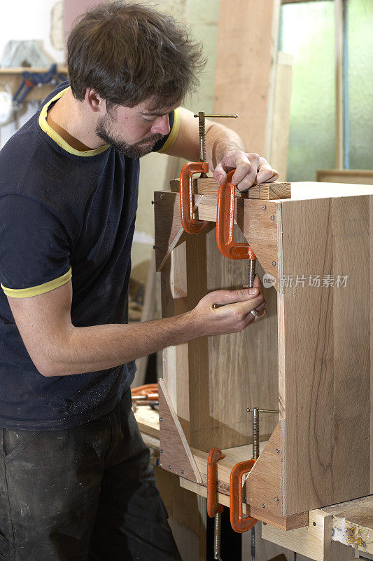 木匠在车间制作维多利亚风格的橱柜