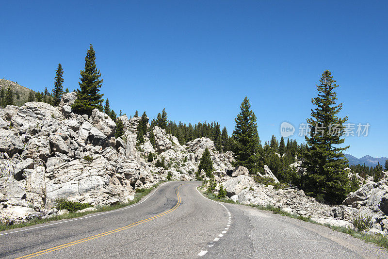 怀俄明州黄石国家公园弯曲的山路