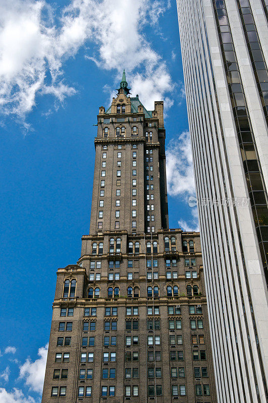纽约的建筑时代形成了鲜明的对比，曼哈顿上中城