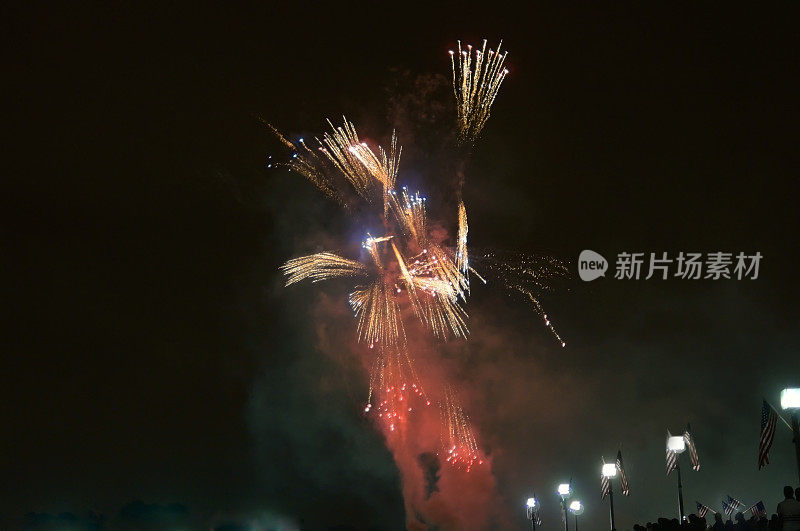 巴尔的摩内港烟花和旗帜