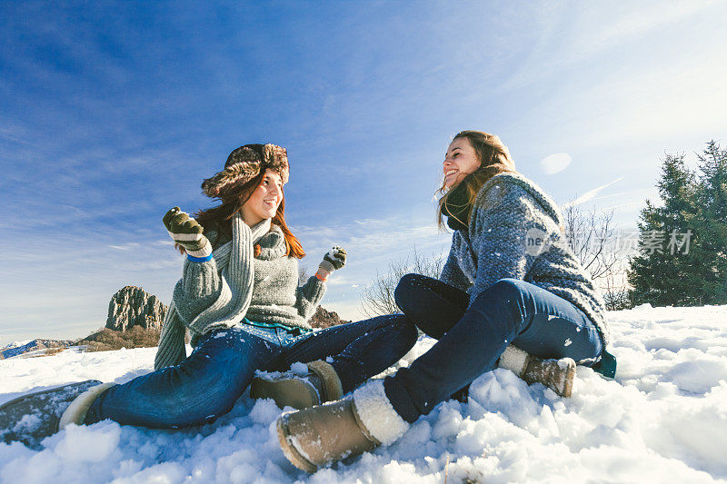 女孩们玩雪玩得很开心