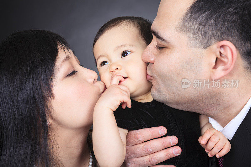 亚洲婴儿亲吻黑色背景