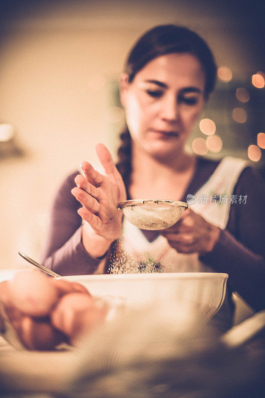 女人烤圣诞饼干