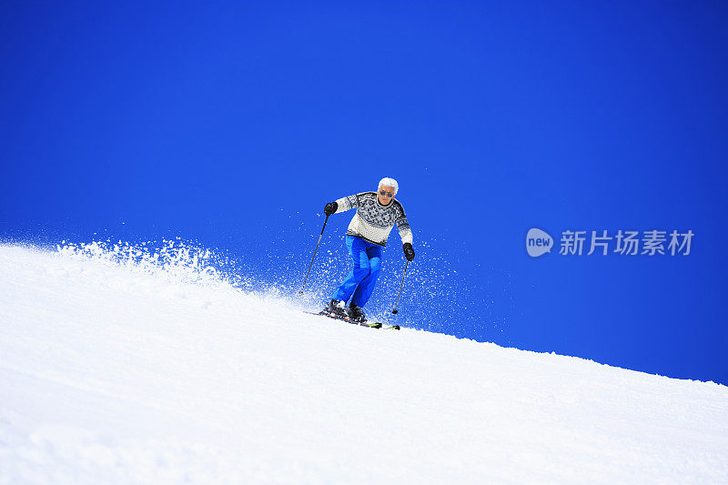 老年人在阳光明媚的滑雪胜地滑雪