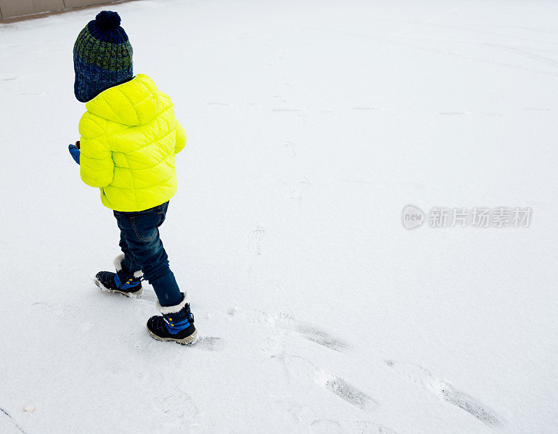 男孩在雪中行走