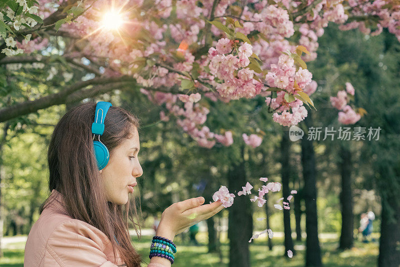 吹花叶的女人