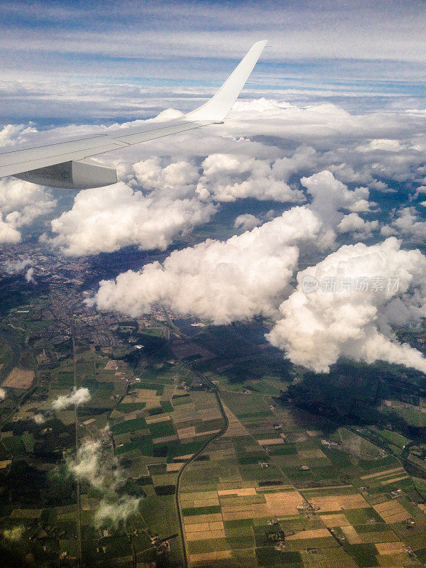 荷兰上空一架商用飞机的小翼