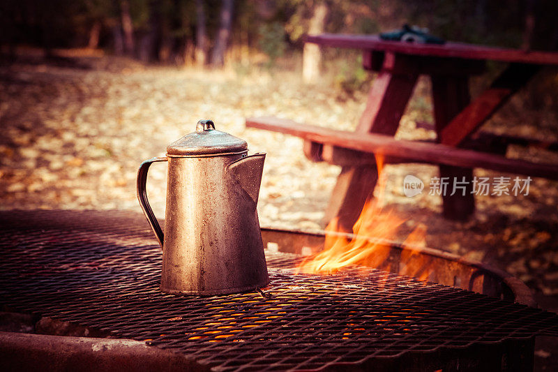 在篝火上煮咖啡
