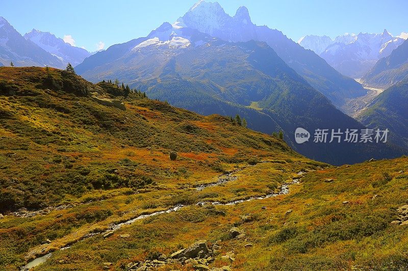 勃朗峰田园诗般的高山风景乡村-河流-夏蒙尼阿尔卑斯山