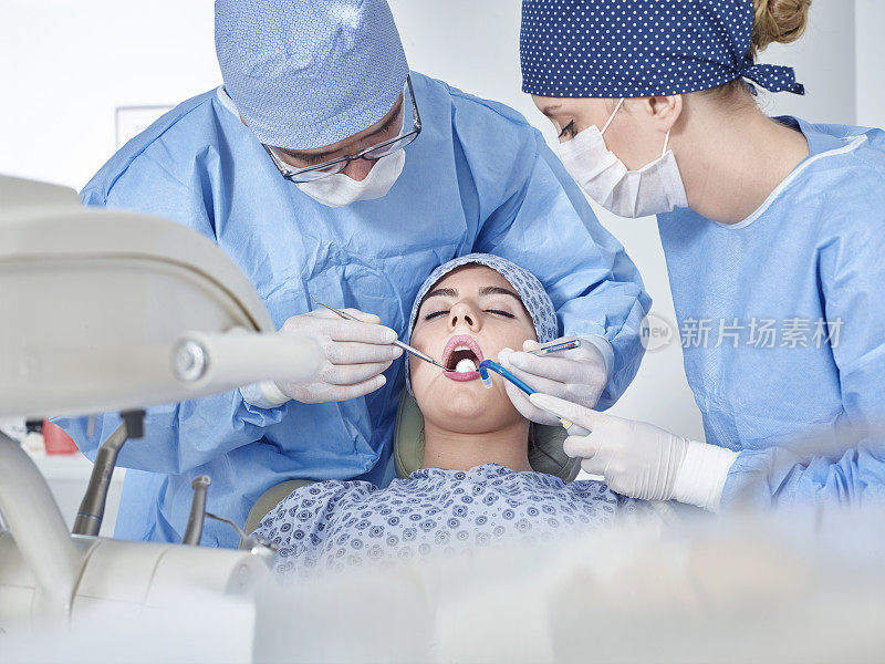 牙医检查妇女的牙齿