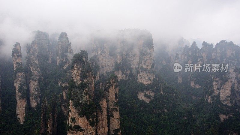 雨中的奇峰