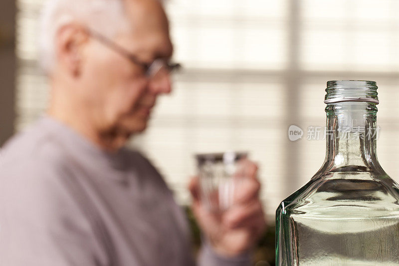 痛苦的酒鬼考虑喝酒，选择性的专注