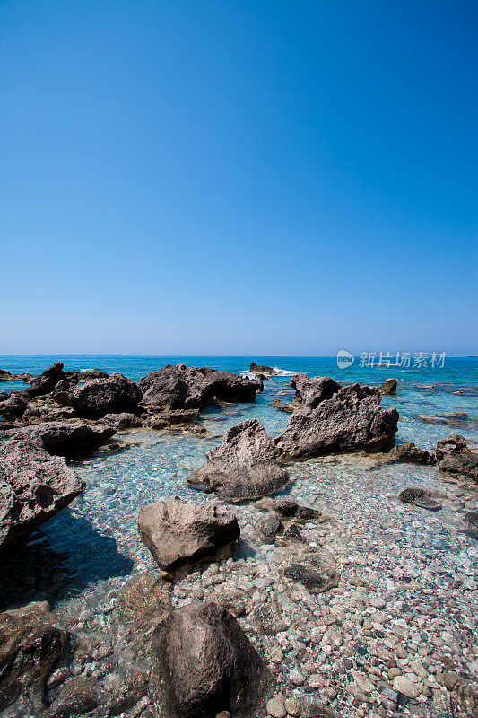 海滩和海边的岩石