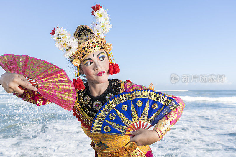 巴厘岛女舞者在传统服装玩扇子