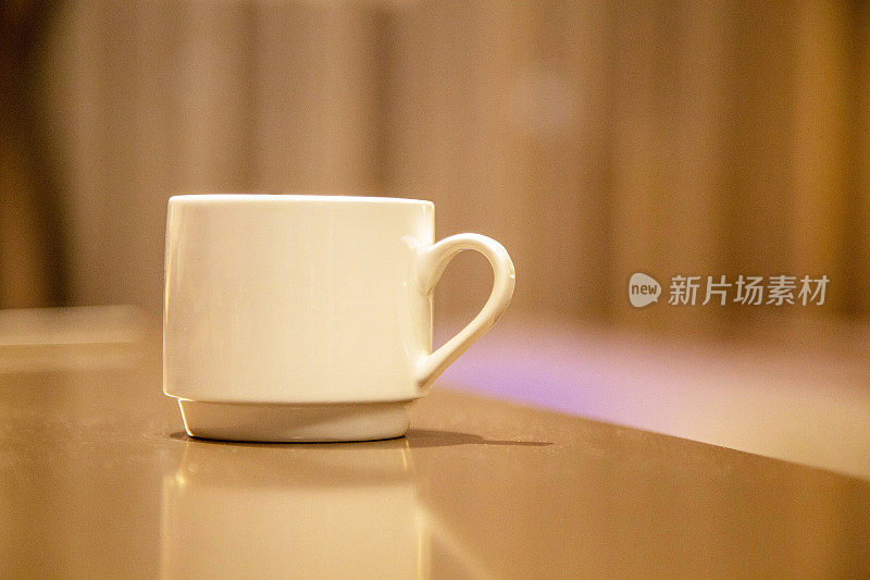 桌上的白咖啡杯