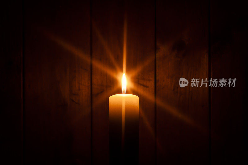木头上的白烛——圣诞的希望之光