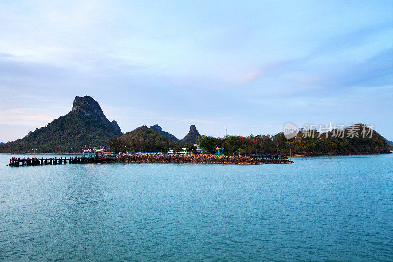 苏拉特尼海岸