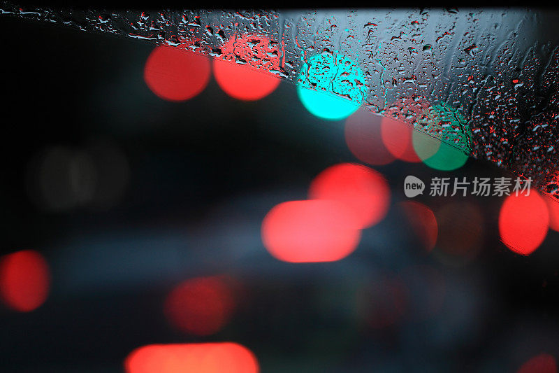 雨中驾车