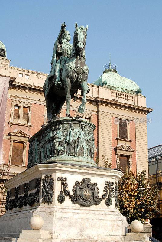 米哈伊洛王子的纪念碑，后面是国家博物馆