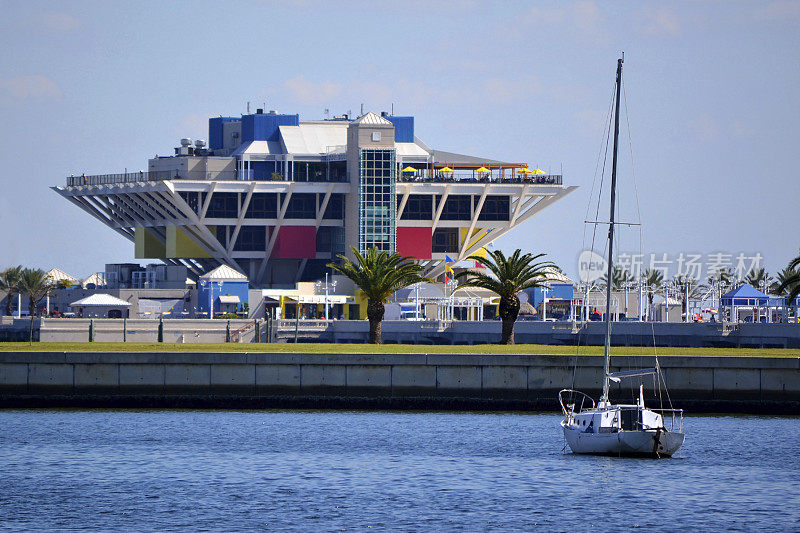 帆船与地标圣彼得堡佛罗里达码头建于1960年