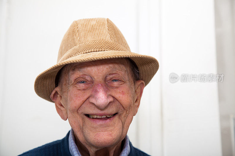 老年成年男性画像;他已经90岁了
