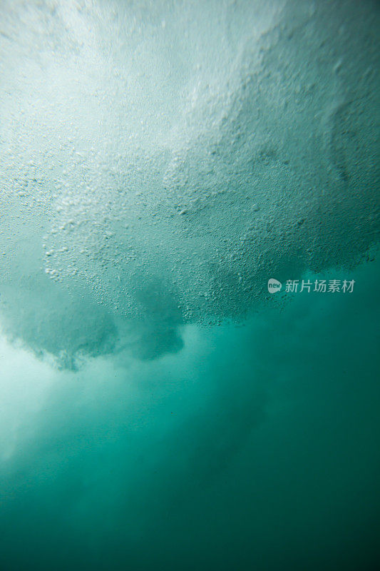 泡沫在海浪冲击海岸时逃逸。