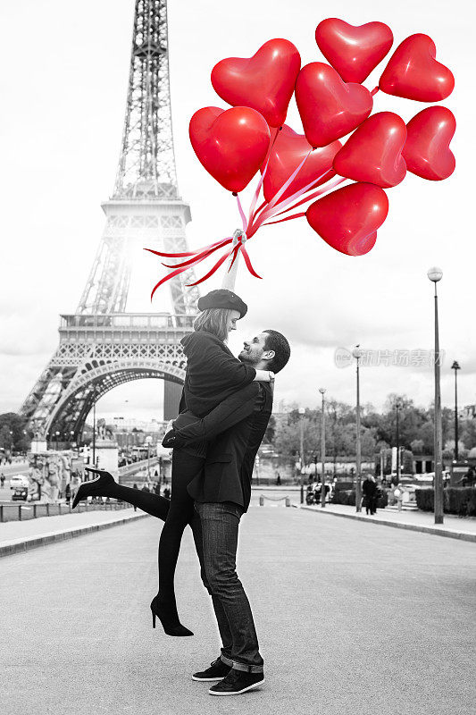 年轻的浪漫情侣在巴黎埃菲尔铁塔附近享受