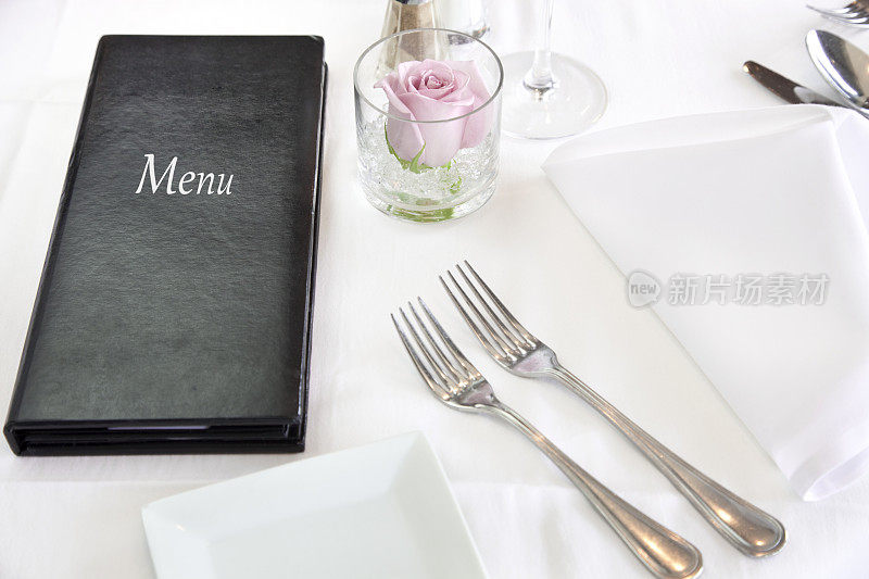 餐厅设置，菜单，餐巾，叉子，盐，胡椒，白色桌布