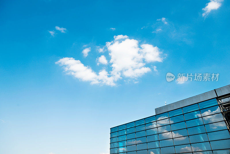 云朵映在玻璃办公大楼上