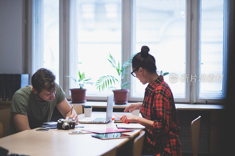 两个大学生在图书馆