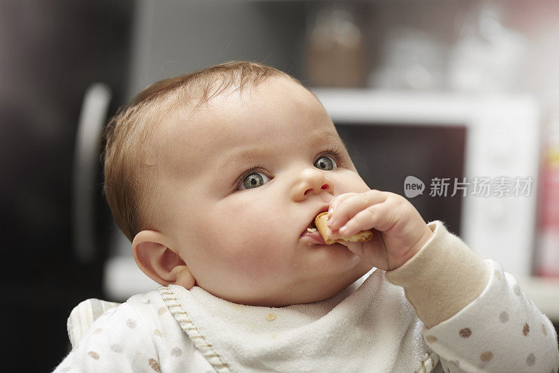 小男孩喜欢健康的零食