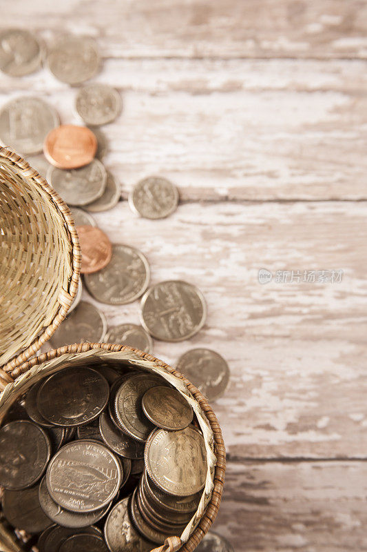 美国硬币，里面的钱，洒出的小稻草硬币银行。