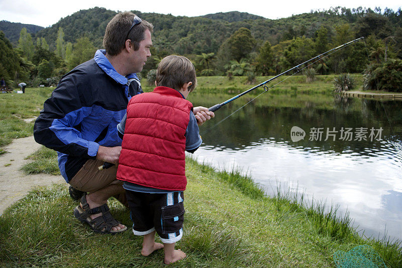 父亲教他的幼童钓鱼