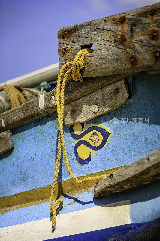 海滩上古老的传统双体船的特写镜头