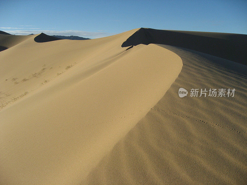 拂晓时分戈壁沙漠中的沙丘