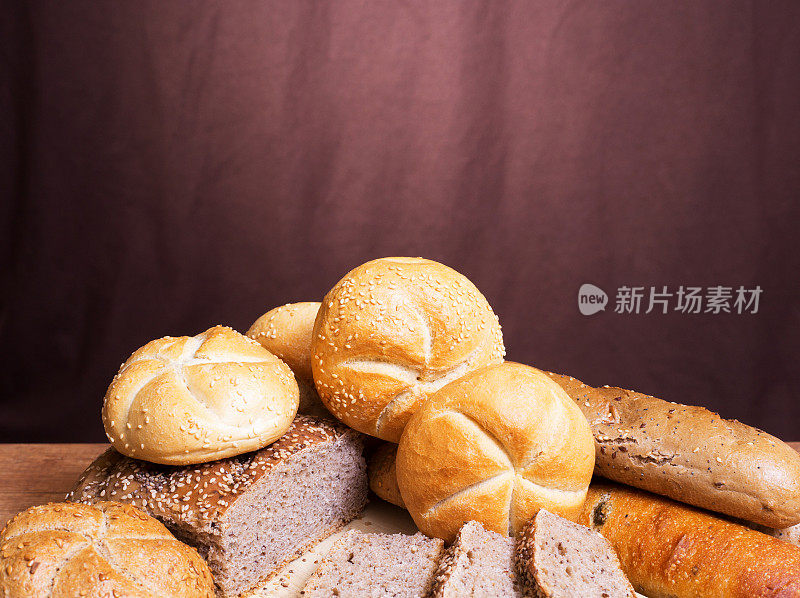 新鲜面包和小麦