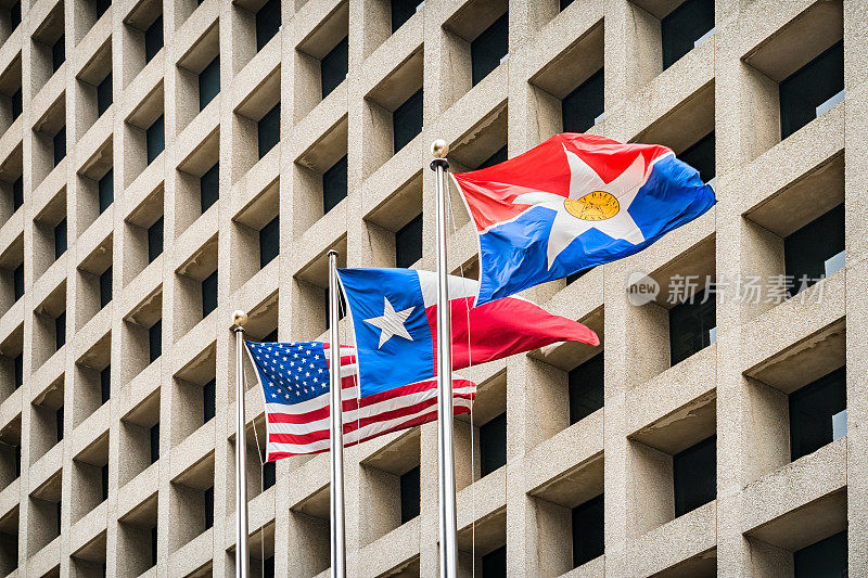 美国德克萨斯州和达拉斯旗帜和办公大楼在达拉斯