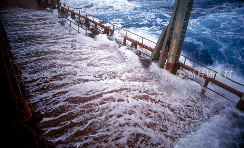 在海上风暴