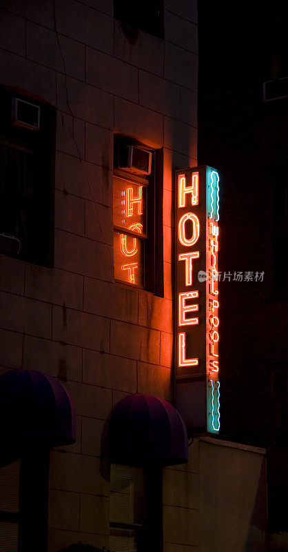 酒店夜间建筑上的红色霓虹灯