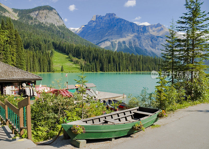 加拿大Yoho国家公园翡翠湖上的小船