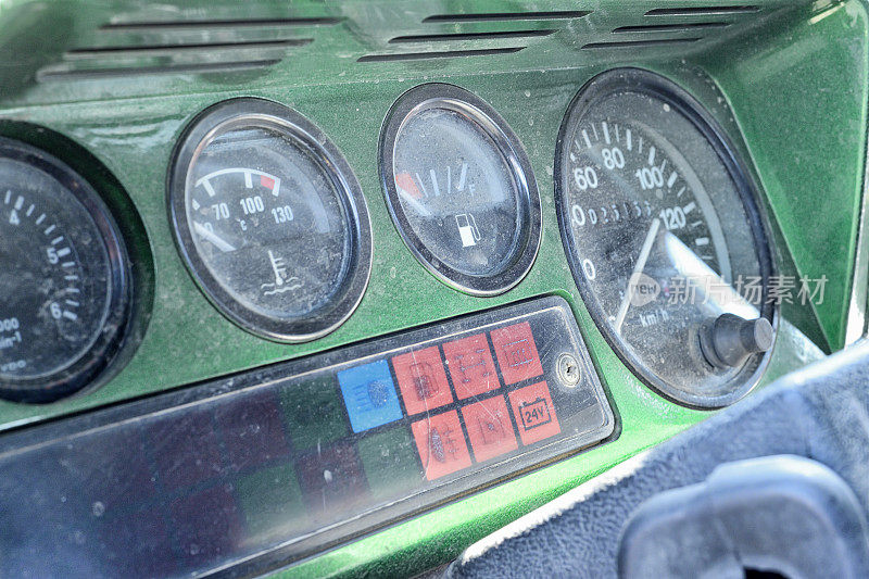 旧汽车仪表盘
