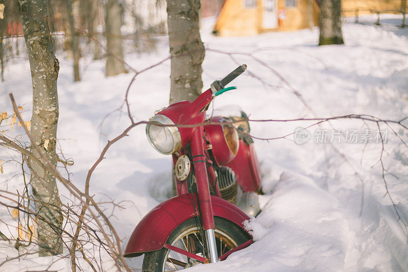 雪地里的旧自行车