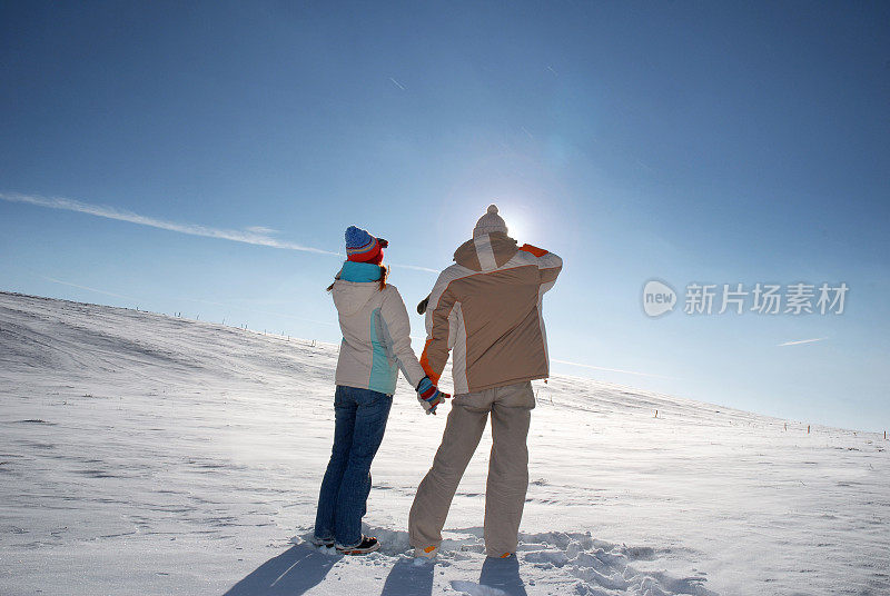 雪中的夫妇