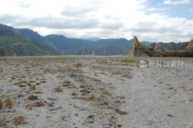 通往菲律宾皮纳图博山的沙质公路