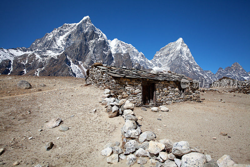 喜马拉雅山上用石头建造的古山茅屋