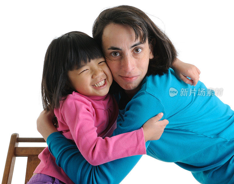 收养家庭:母女拥抱