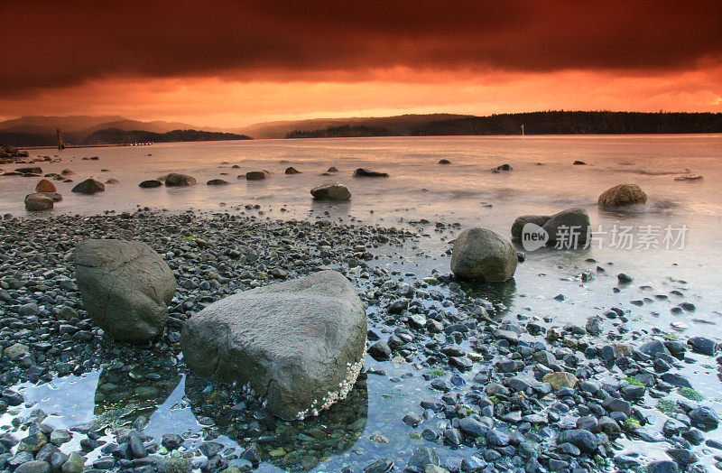 日落风景的岩石沿海岸