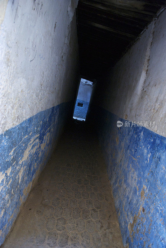 风化的石头门口长黑暗的走廊非斯麦地那摩洛哥